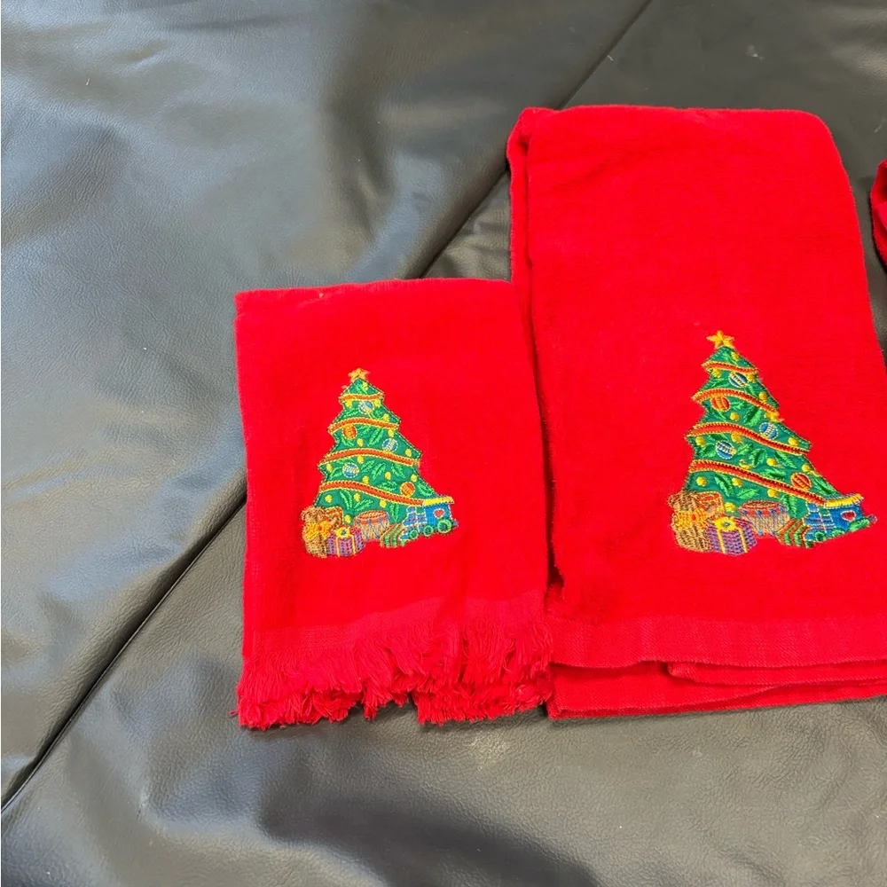 Vibrant Holiday Hand Towels with Christmas Tree Design